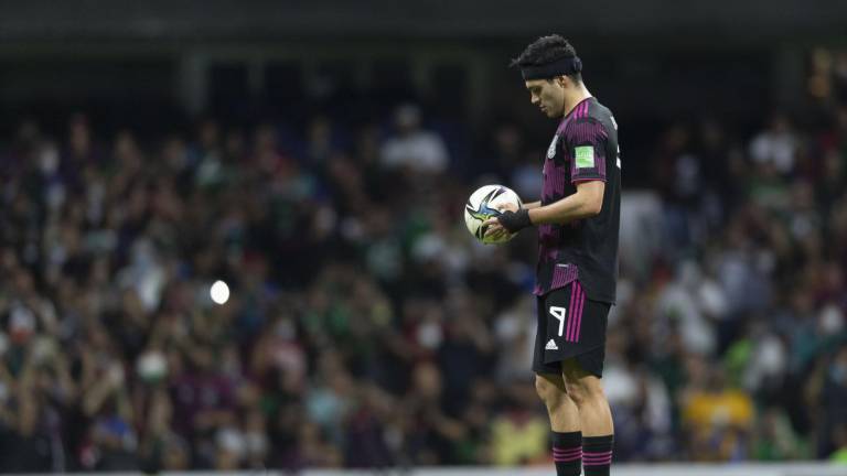 Raúl Jiménez seguirá en el hule.