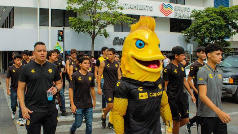 Jugadores y mascota de Dorados de Sinaloa apoyan la causa.