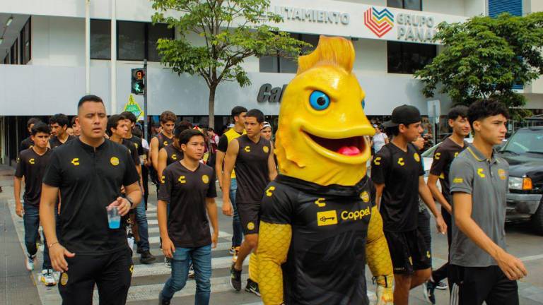 Jugadores y mascota de Dorados de Sinaloa apoyan la causa.