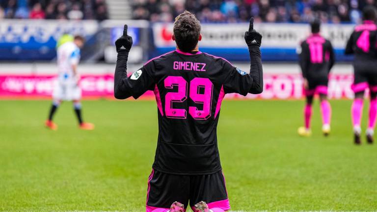Santiago Giménez festeja su quinto gol en la liga de los Países Bajos.