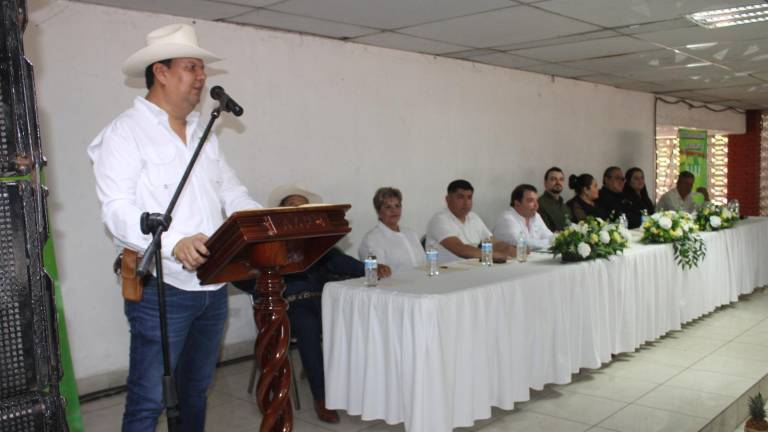 Mauricio López Quevedo preside el informe de labores.