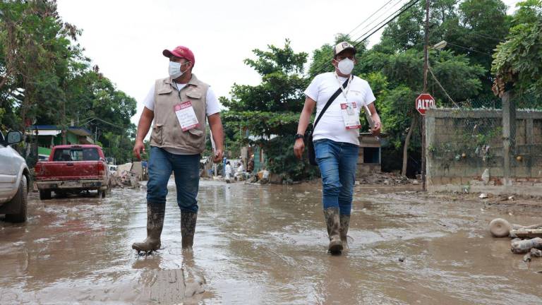 Personal del Gobierno de México realiza un censo de las afectaciones en cinco estados por las lluvias.