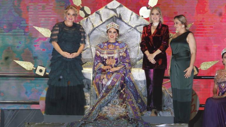 Alejandra I recibe sus atributos reales como Reina del Carnaval de Mazatlán 2023