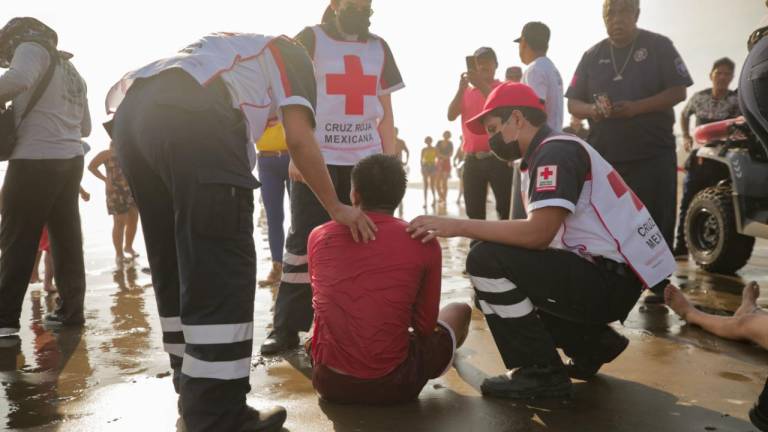 Dos jóvenes fueron rescatados en playa Las Glorias.