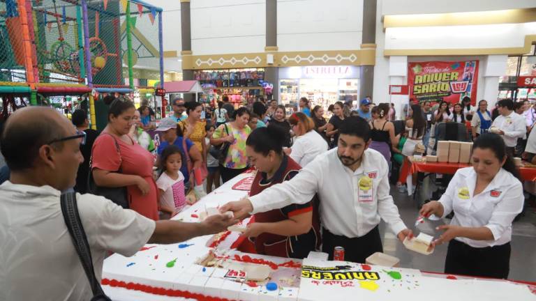 Casa Ley celebra con un pastel en Mazatlán su 69 aniversario