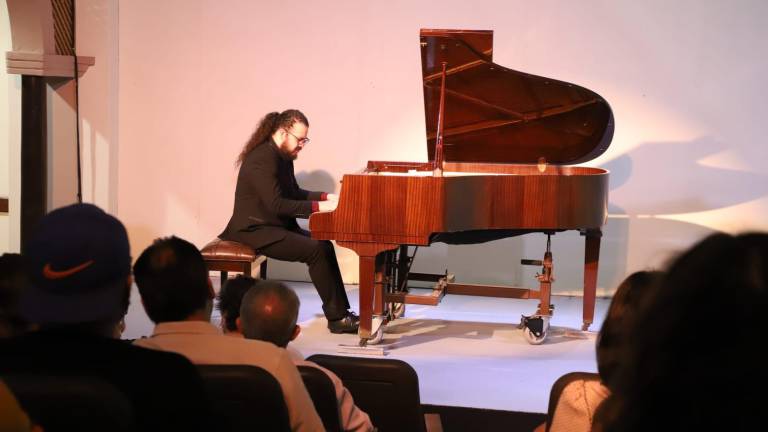 El pianista guasavense, Daniel Ochoa Gaxiola, presentó la velada denominada “Un viaje a través del tiempo y el espacio”, en Casa Haas.