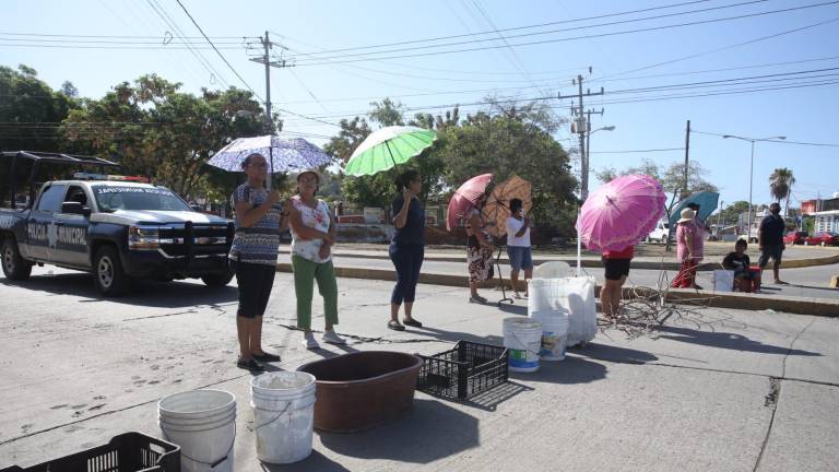Vecinos de la Colonia Juárez bloquean avenida por fuga de drenaje que no han atendido autoridades de Mazatlán.