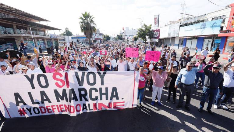La marcha en defensa del INE, convocada para este domingo en diversas ciudades del País, logró reunir a miles de personas en Culiacán.