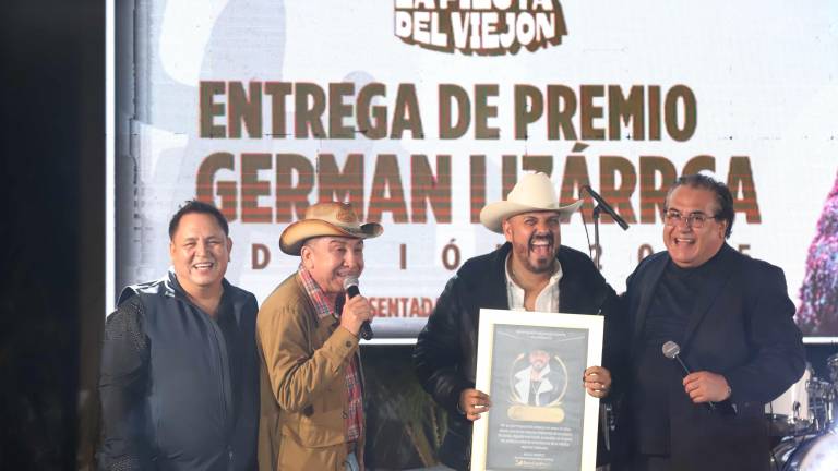 Miguel Ramírez y Erasmo Hernández entregaron un reconocimiento a Carlos Sarabia por sus 34 años de trayectoria artística, durante su festejo de cumpleaños.