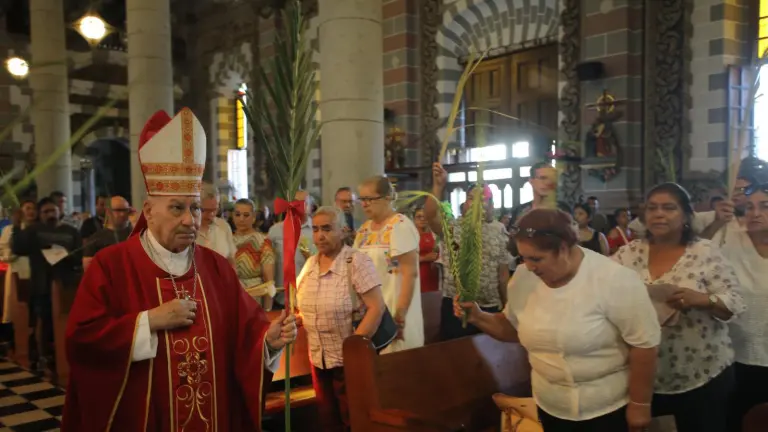 El Obispo Mario Espinosa Contreras ofició la misa de Domingo de Ramos en la Catedral de Mazatlán, con fieles que llevan ramos y palmas bendecidos.