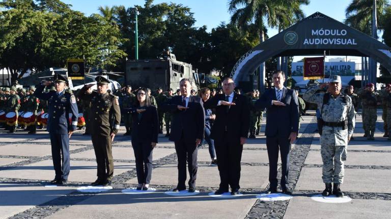 Funcionarios realizan honores a la bandera en la plaza cívica de Palacio de Gobierno, por el 106 aniversario de la promulgación de la Constitución de 1917.