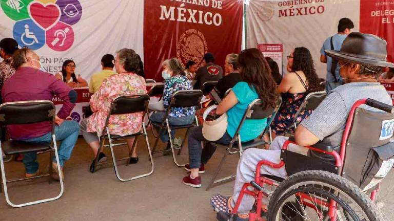 Esta pensión consiste en un apoyo de 3 mil 300 pesos bimestrales entregados a través de una tarjeta del banco del Bienestar.