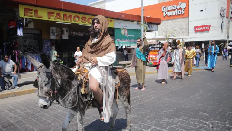 Jesucristo fue escoltado por decenas de feligreses en su marcha desde el Monumento al Pescador hasta la Catedral Basílica de Mazatlán.