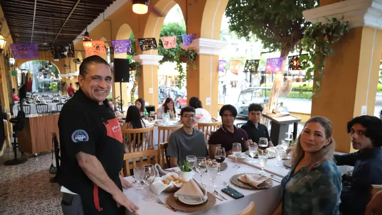 El chef Gilberto Del Toro junto algunos de sus invitados.