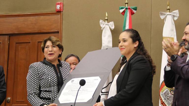 Delfina Gómez ganó la elección ante Alejandra del Moral y ahora recibe la constancia que la acredita como Gobernadora electa del Estado de México.