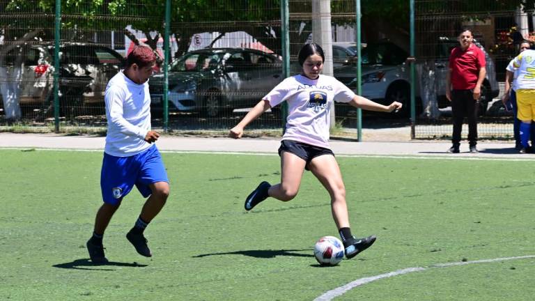 La cancha de futbol del Kilómetro Cero fue el escenario del Mundialito de Campeones.