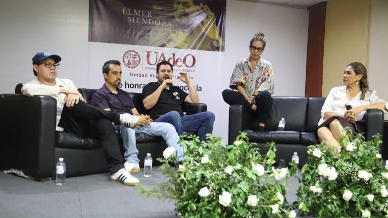 Saúl Valdez, Fernando Alarriba, Julio Zataráin y Leonor Ramírez dialogaron con estudiantes de la UAdeO sobre la influencia del mar en su obra literaria.