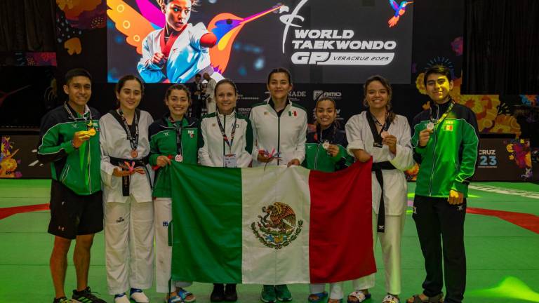 Los medallistas mexicanos en el Grand Prix de Para Taekwondo Veracruz 2023, con sus entrenadoras Jannet Alegría y María Espinoza.