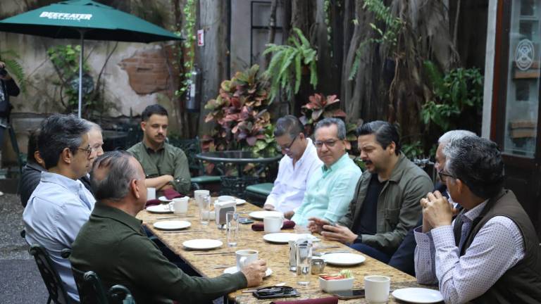 Consejeros de Coparmex en reunión con el director general de Noroeste, Adrián López Ortiz.