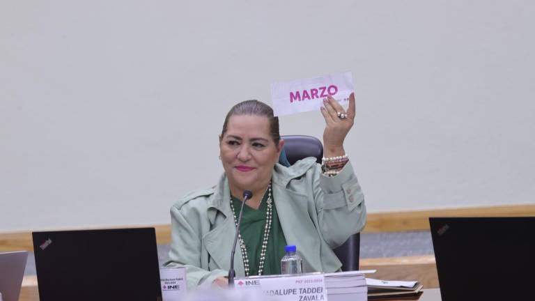 Guadalupe Taddei Zavala, presidenta del Instituto Nacional Electoral, muestra el mes de nacimiento que se obtuvo del sorteo para los funcionarios de casillas.