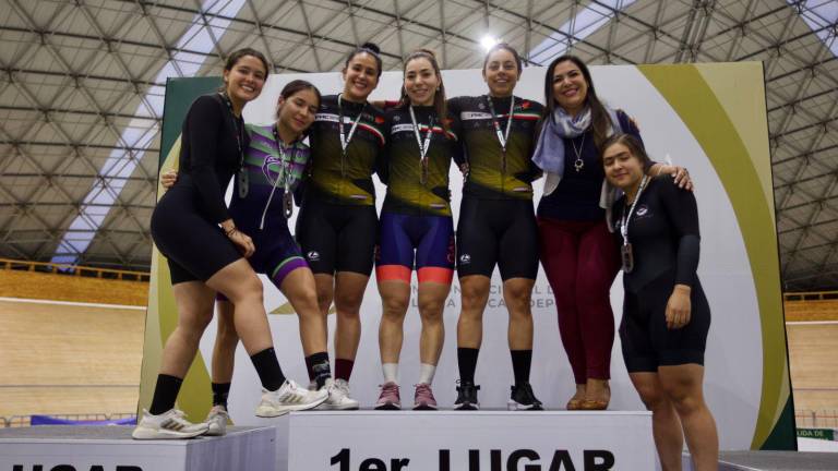 Luz Daniela Gaxiola (centro) y sus compañeras ganan la prueba de persecución por equipos elite.