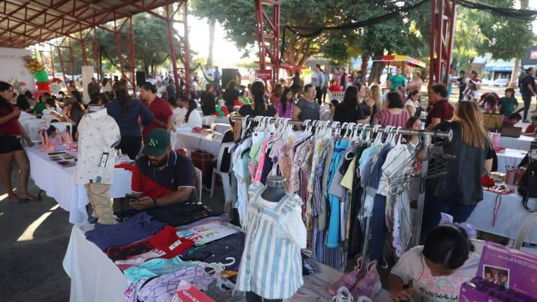 Familias y emprendedores participaron en el “Mercadito Navideño del Bienestar” en la plazuela de la colonia Benito Juárez.