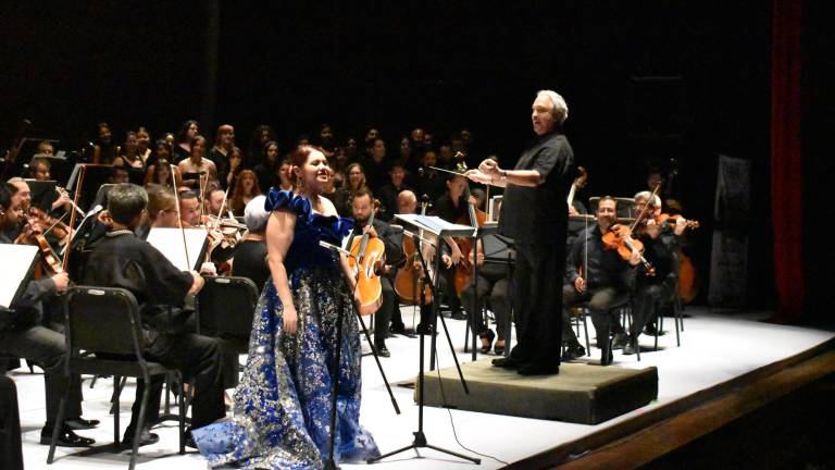 Enrique Patrón de Rueda dirige el concierto de Aniversario de Culiacán.