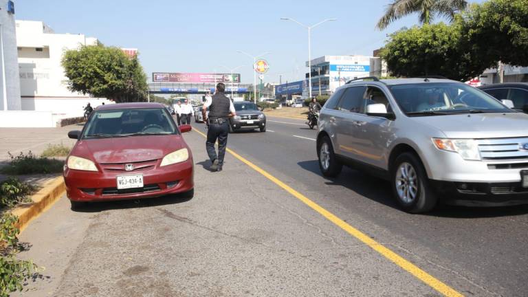 Personal de Tránsito vigila la zona donde ya se pintó la línea amarilla que delimitará el área para el transporte público.