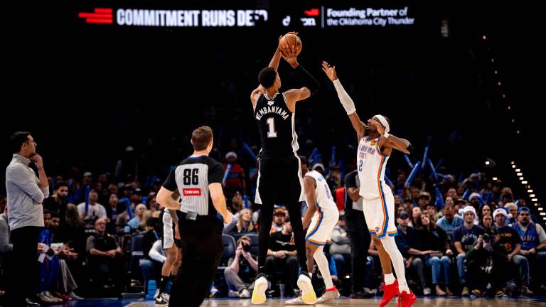 Victor Wembanyama busca el enceste para los Spurs.