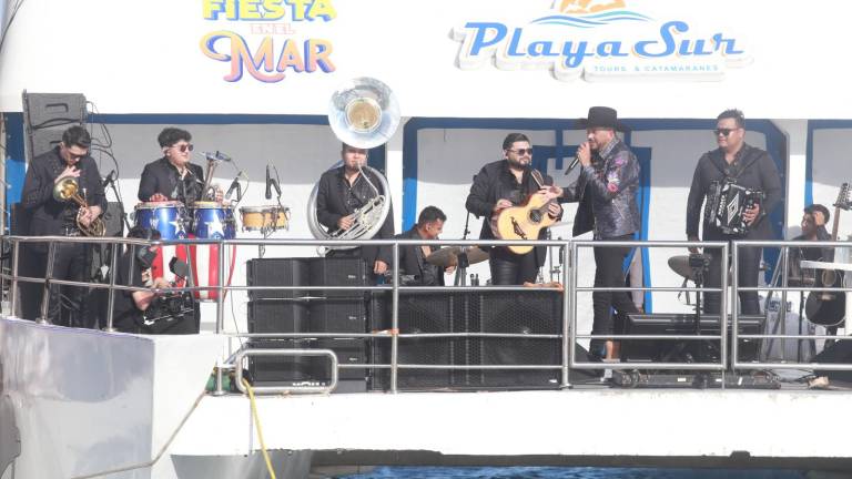 Luis Ángel “El Flaco” hizo historia al ofrecer el primer concierto en altamar en Mazatlán, reuniendo a cientos de seguidores frente a la Isla Venados.