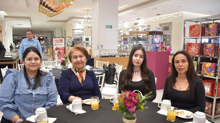 Alexandra González, Luz García, Astrid Sánchez y Leticia Elenes.