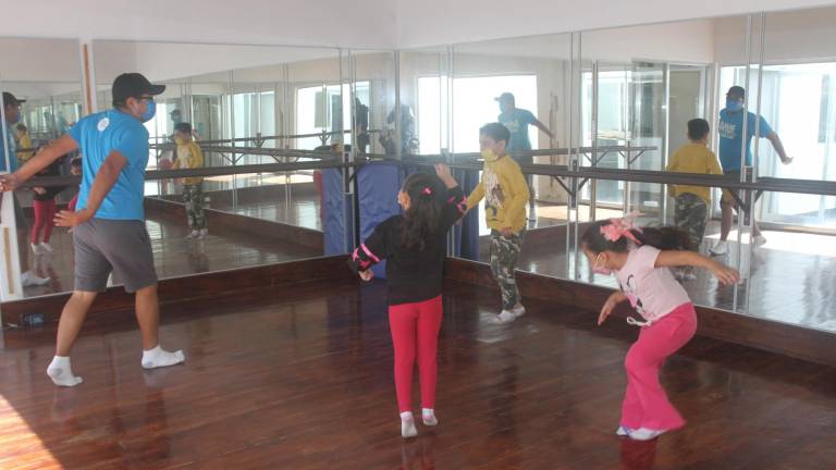 Niños aprenden con los talleres que imparten en el Museo de Arte Mazatlán
