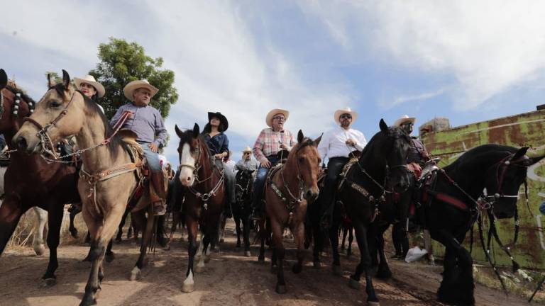 El Gobernador Rubén Rocha Moya participó en el recorrido junto a más de 2 mil jinetes y destacó la relevancia del sector ganadero.