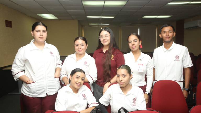 Los chicos de la licenciatura en Enfermería del grupo 02 presentes en la conferencia.