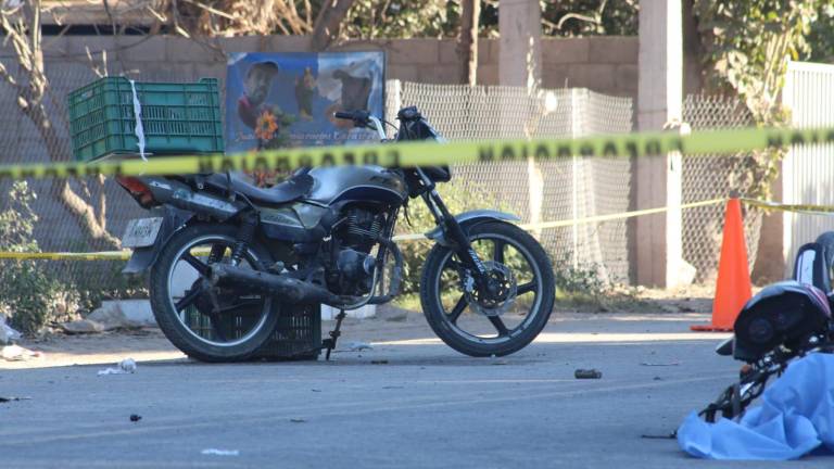 Un motociclista sin vida y otro lesionado deja el choque entre dos motos en Tobolto, Navolato.
