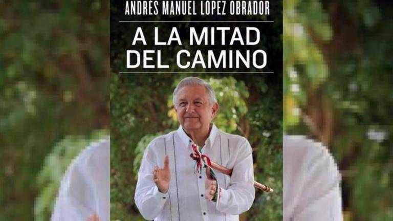 López Obrador presumió que ‘A la mitad del camino’ era el libro más vendido de su carrera editorial.