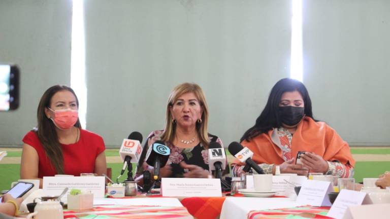 Conzuelo Gutiérrez, Tere Guerra y Riosa Elena Millán.