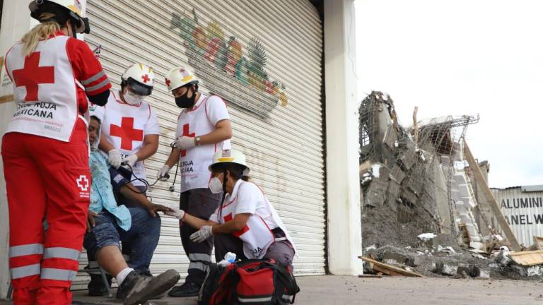 Los trabajadores fueron atendidos por personal de la Cruz Roja.