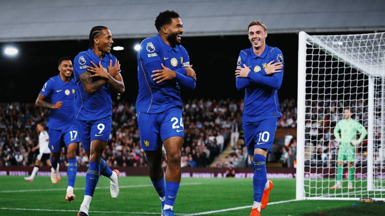 Recce Janes celebra al estilo de Cole Palmer uno de los goles del Chelsea.