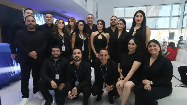 Colaboradores de Changan Mazatlán listos para atender a los clientes que deseen conocer los modelos renovados de la marca que se destacan por su diseño moderno y tecnología de conectividad.
