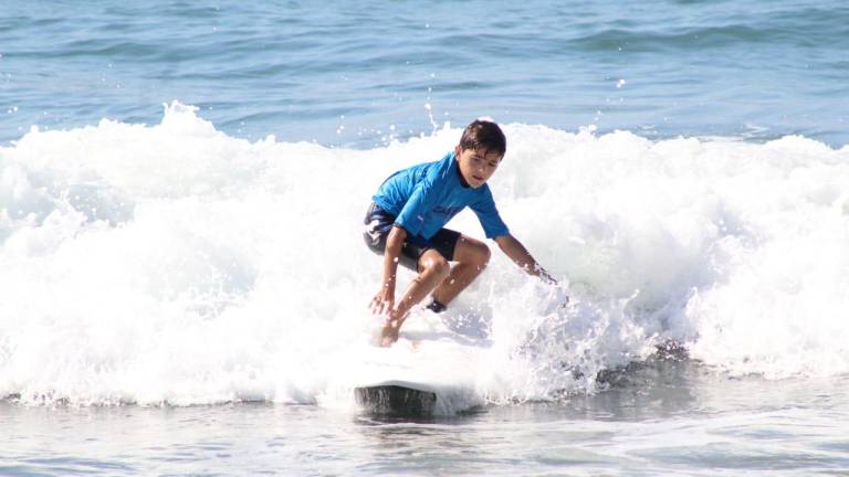 Los pequeños surfistas dan todo sobre las olas.