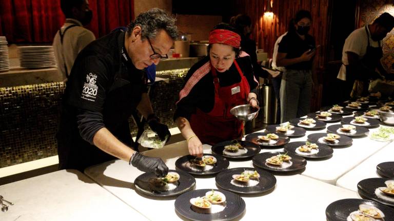 El chef de Cayenna, Luis Osuna Vidaurri, realiza la presentación de los platillos.