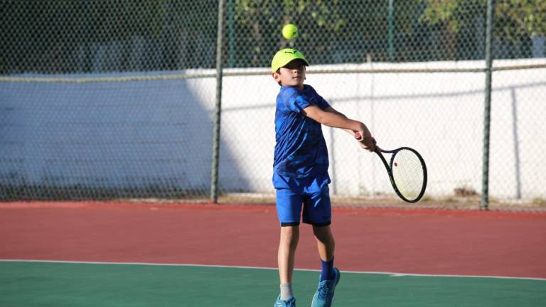 Los jóvenes tenistas muestran sus habilidades con la raqueta.