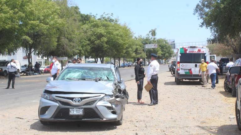 Los dos ocupantes del carro también resultaron lesionados.