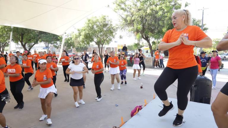 Al Parque Lineal llegaron más de 100 mujeres para la gran Máster Class de Zumba y Bailes Rítmicos.