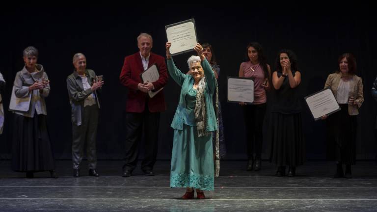 Alicia Montaño Villalobos alza orgullosa su galardón.