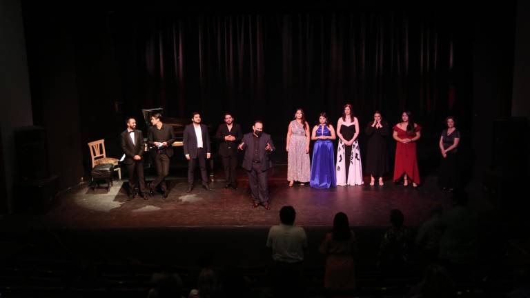 Los artistas fueron aplaudidos con el público de pie junto al tenor José Manuel Chu.