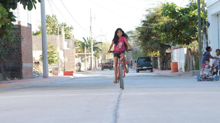 Vecinos de la colonia Pedro Ibarra esperaron desde 1987 para la pavimentación de esta calle.