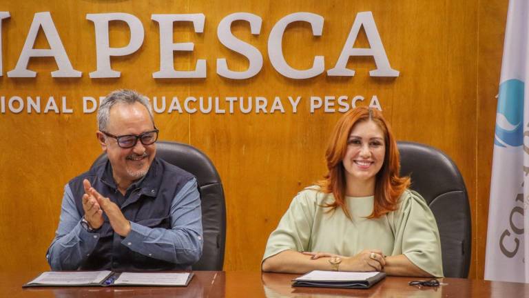 La firma fue encabezada por la titular de la Secretaría de Pesca y Acuacultura, Flor Emilia Guerra Mena y por el Comisionado de la Comisión Nacional de Acuacultura y Pesca, Rigoberto Salgado Vázquez.