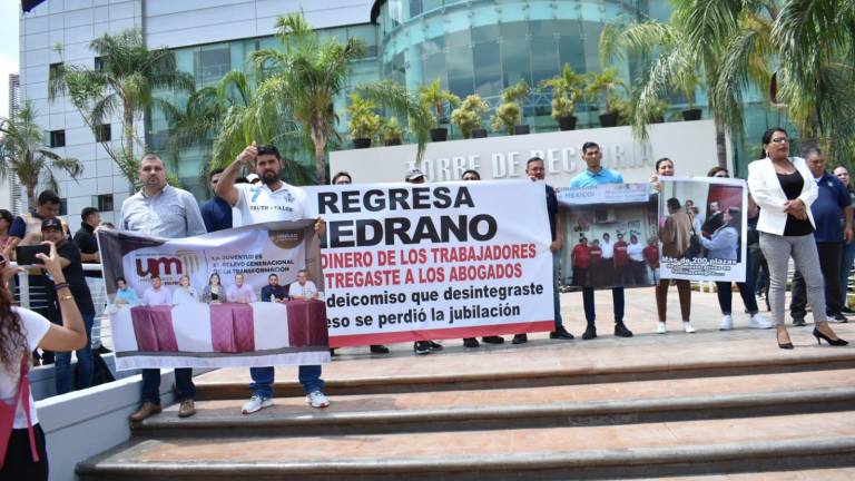 Los trabajadores se manifestaron afuera del edificio de rectoría de la UAS, en Culiacán.
